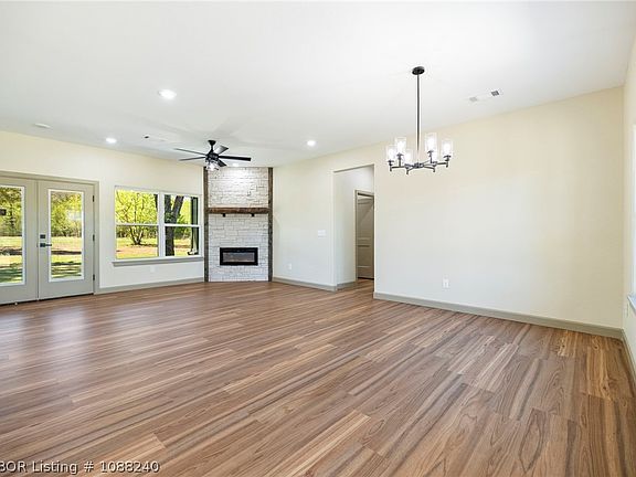 3rd image of 4215 Lamb Rd