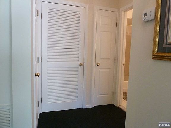 5th image of 396 Cambridge Dr #396