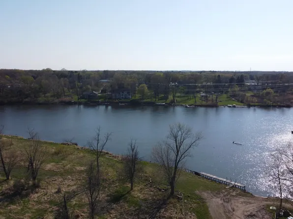 2400 Riverbend Dr, Benton Harbor, MI 49022