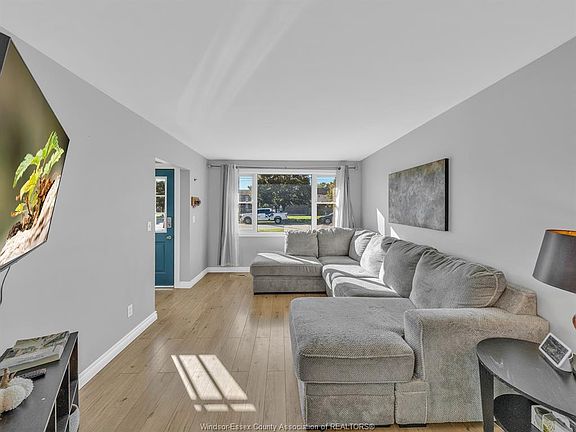 3rd image of 129 Lansdowne Ave