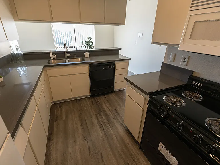 747 Gayley Ave — Photo 33