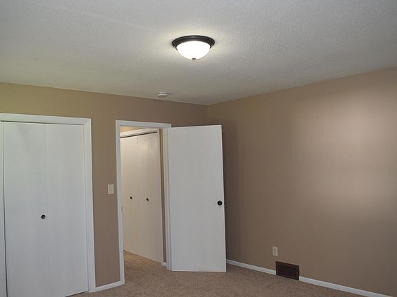 4th image of 208 S Elk St