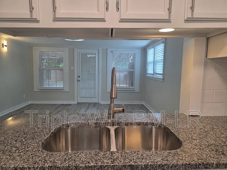 400 W 34th St — Photo 15