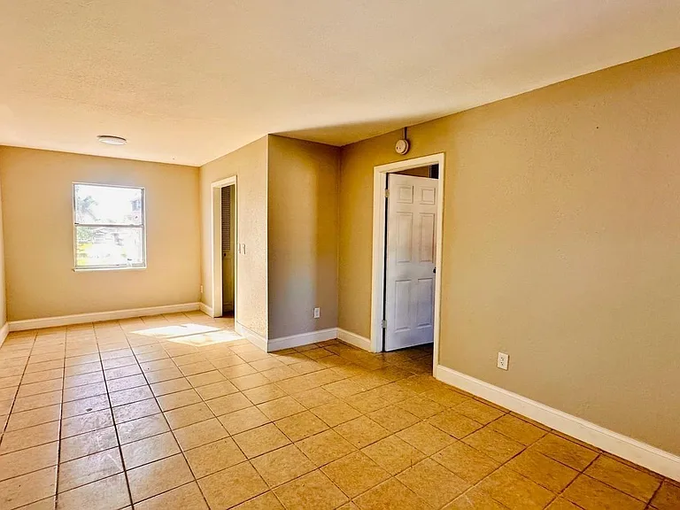 390 W Haines Blvd #8 — Photo 5