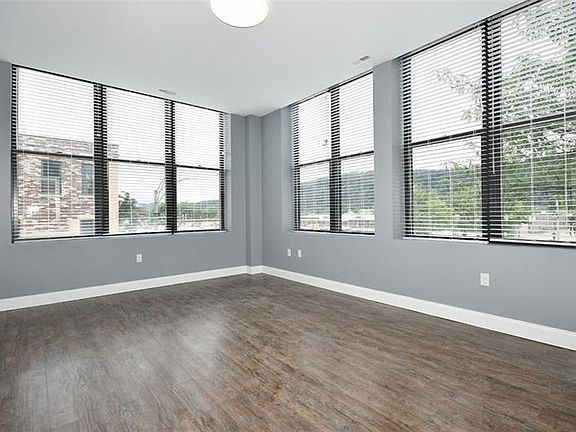 2nd image of 401 9th St #301