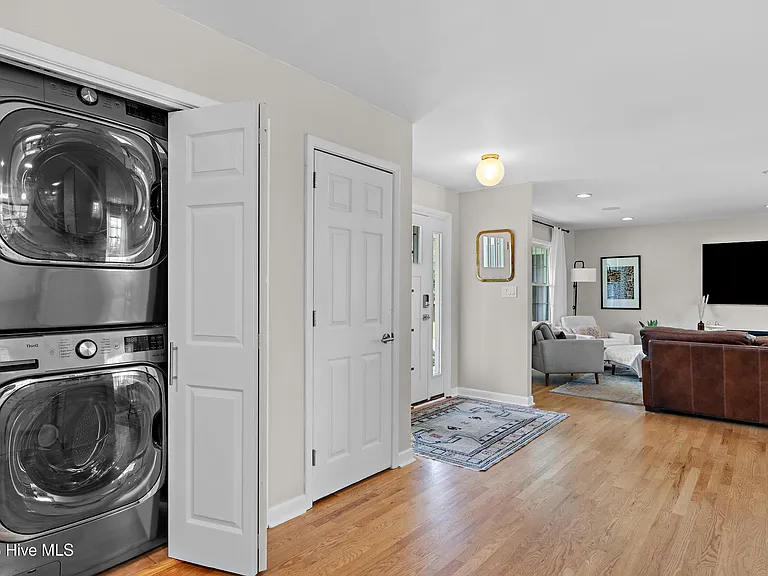 202 Windemere Rd — Photo 37