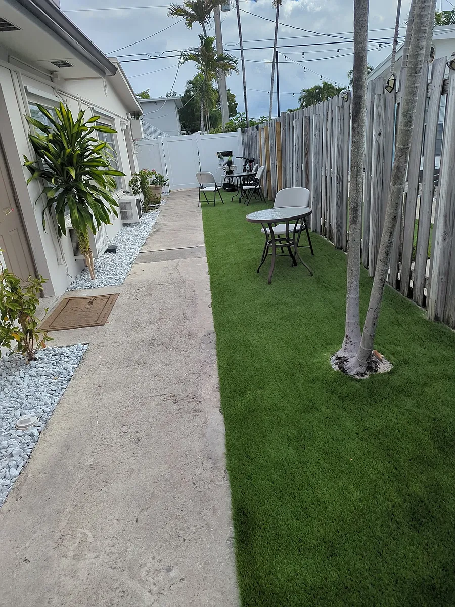 Well maintained outside space with sitting area - 819 NE 18th Ave #6