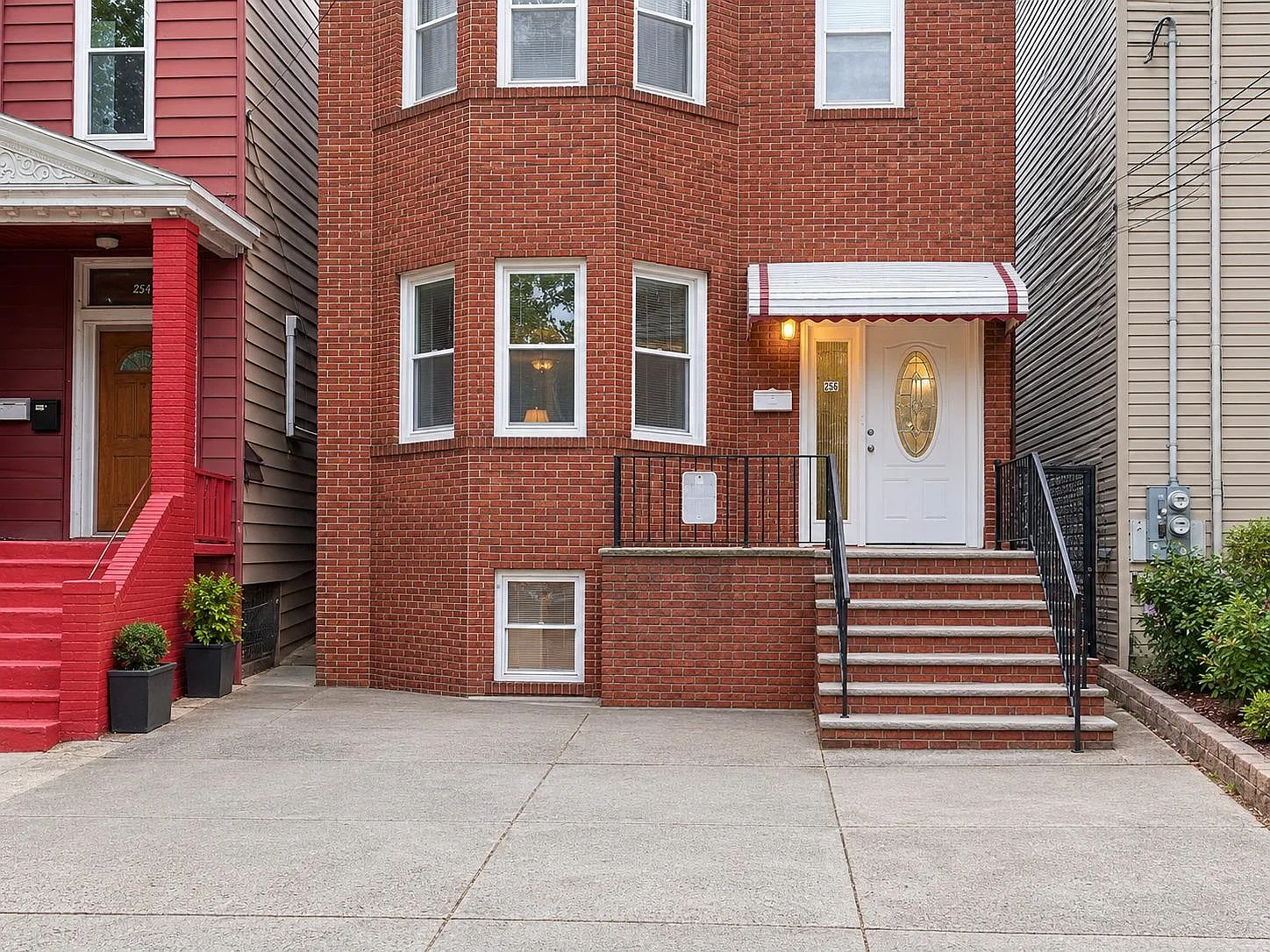 256 Bowers St — Photo 1