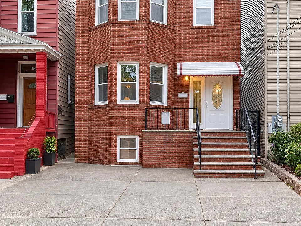 256 Bowers St