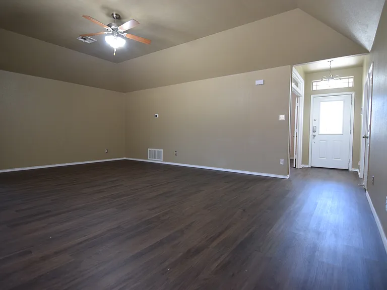 300 Curtis Dr — Photo 8
