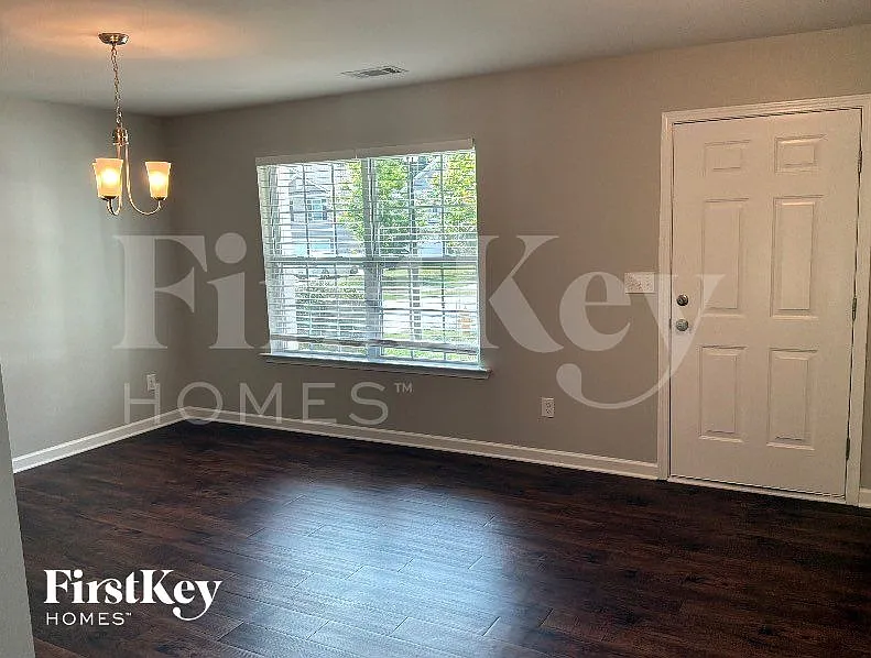 4 bed, 2.5 bath, 3100 sqft, $2,660 — Photo 2