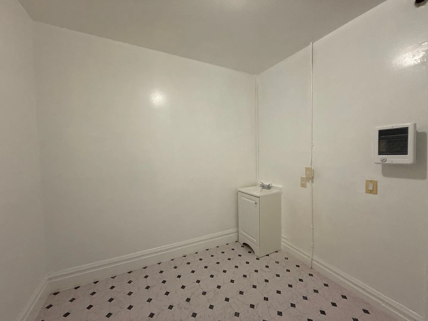 Private SRO Room near North Beach, Chinatown & Financial District — Photo 2