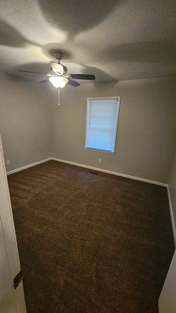 3 bedroom, 1 bathroom home on 1/2 acre lot with storage — Photo 4