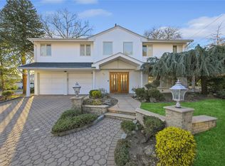 41 Cherrywood Dr, New Hyde Park, NY 11040