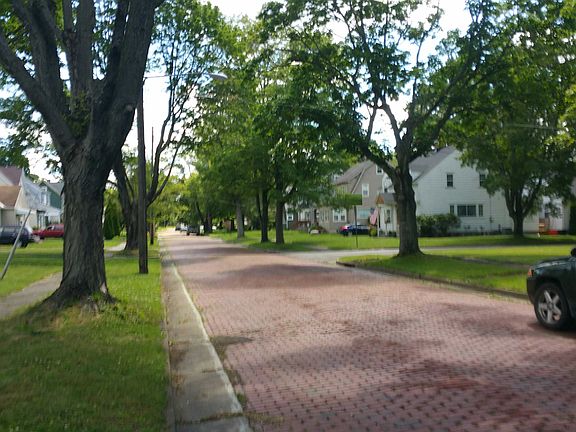4th image of 70 Hazeltine Ave