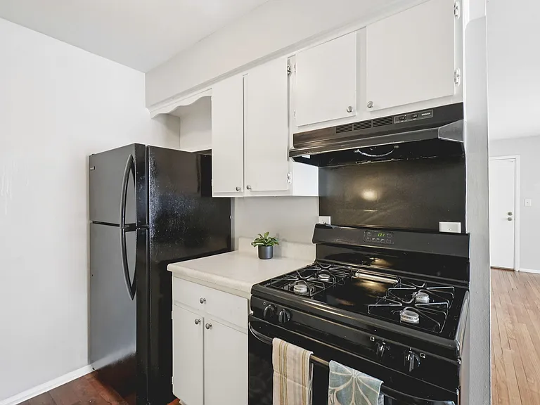 Cherry Hill Village Apartments - Dearborn Heights, MI — Photo 19