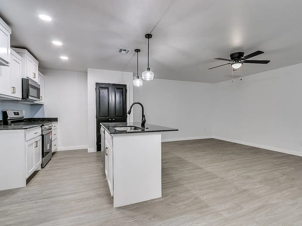 3 bed, 1424 sqft, $1,695 — Photo 2