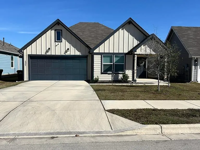 121 Sweetwater Creek Ln — Photo 1