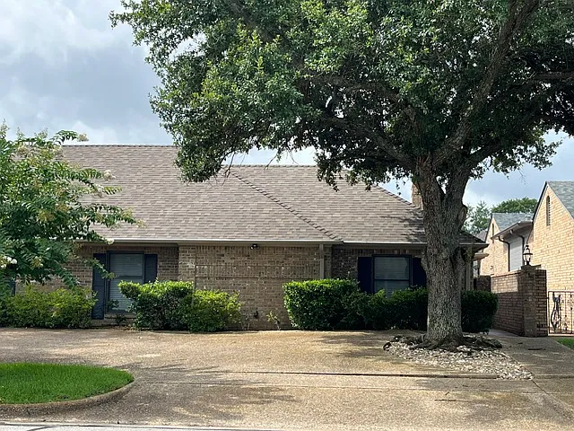 3 bed, 2.5 bath, 2261 sqft, $2,195 — Photo 1