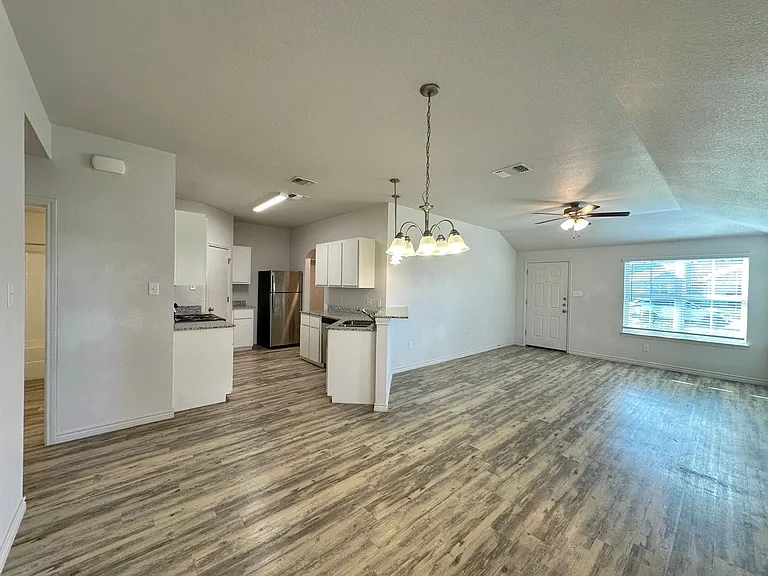 1825 Clovis Dr — Photo 5
