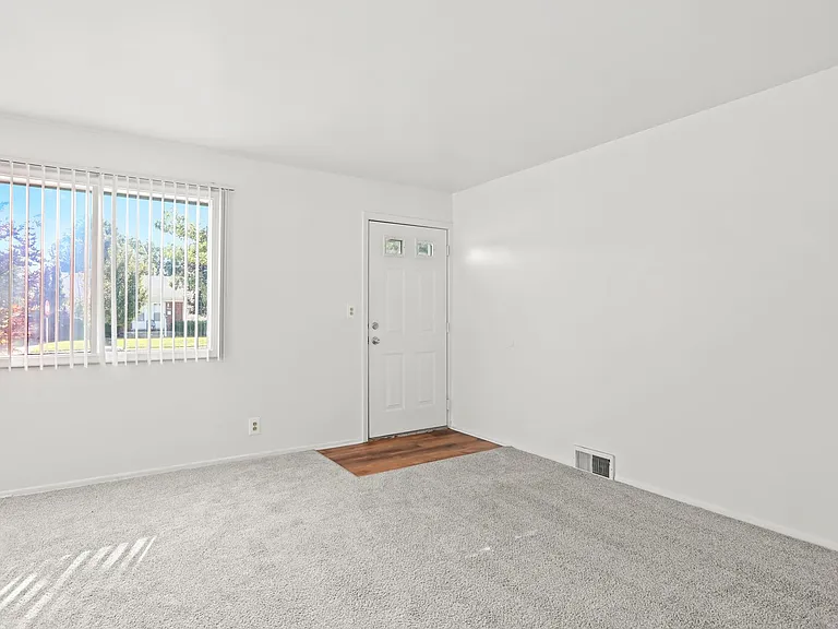 2758 Ackley Ave — Photo 27