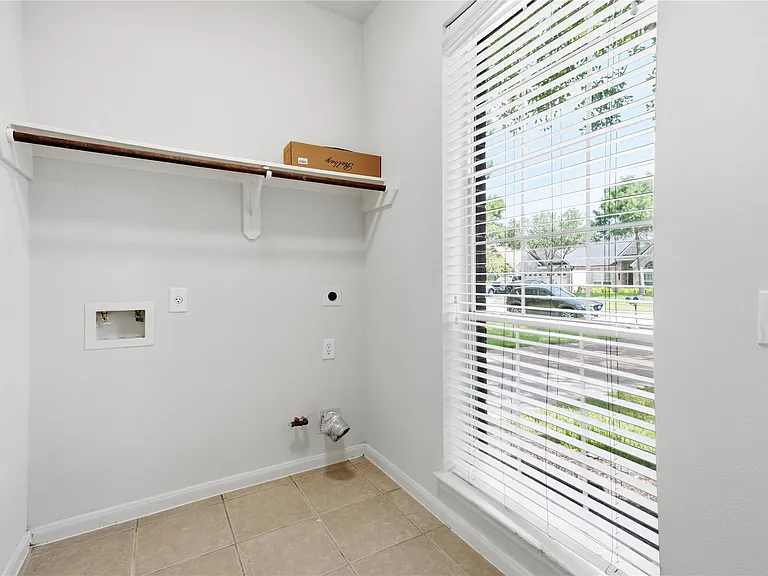6165 Darlington Ct — Photo 11