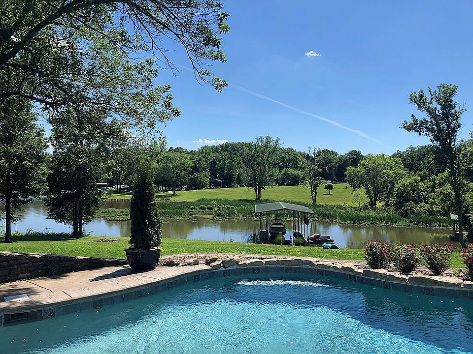 1st image of 136 Lake Park Dr