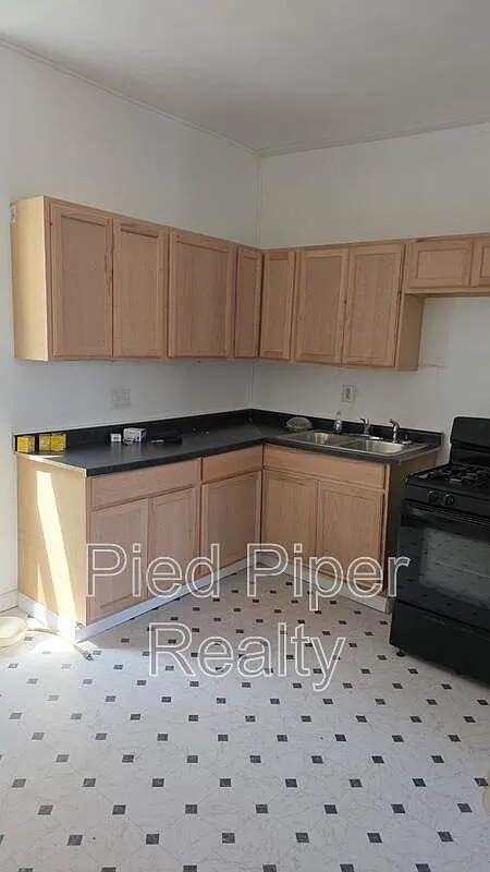 3 bed, 1.0 bath, 1198 sqft, $1,750 — Photo 3