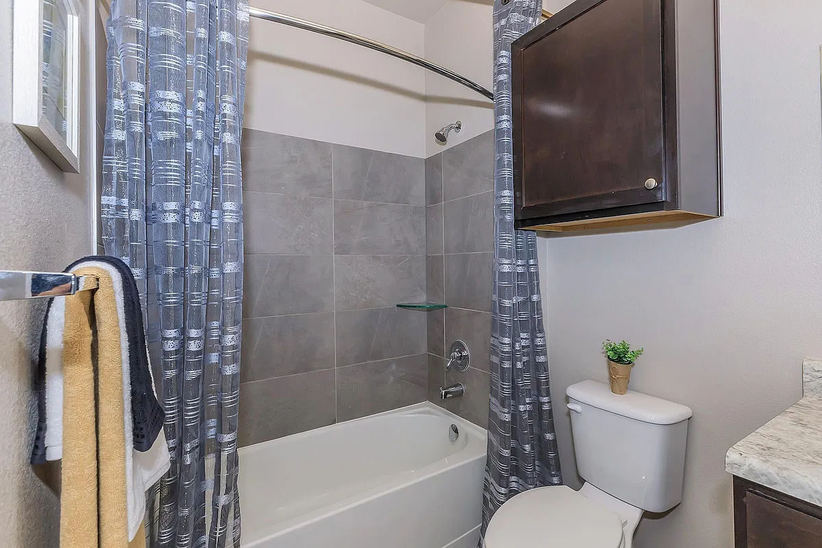 Vantage at McKinney Falls A1 Bathroom - Vantage at McKinney Falls