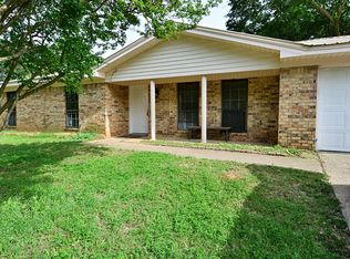 102 Bermuda Ln, Palestine, TX 75803