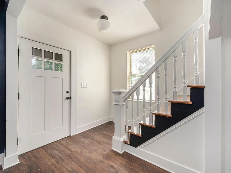 2828 Summit St — Photo 2