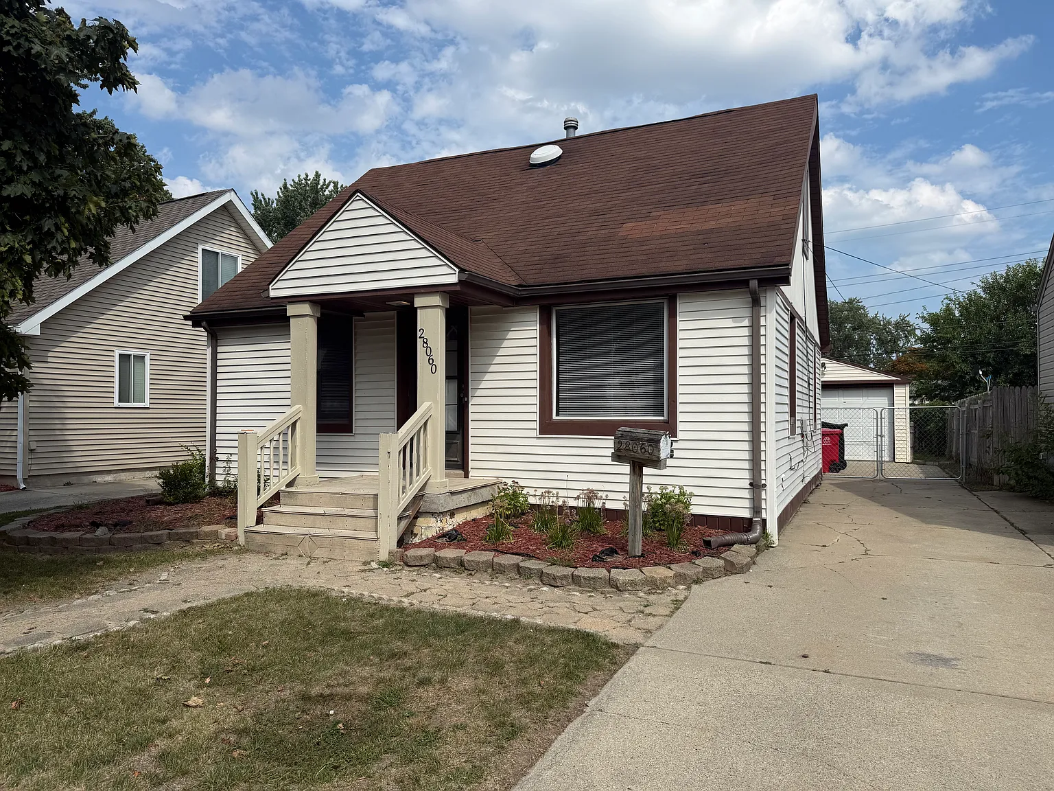 3 bed, 1294 sqft, $1,335 — Photo 1