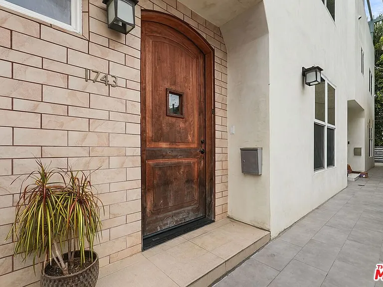 1743 S Barrington Ave — Photo 27