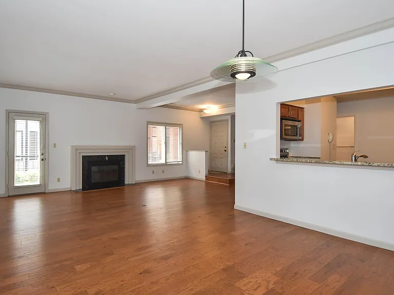 4444 Lindell Blvd #7 — Photo 3