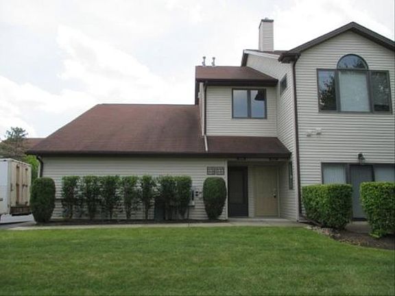 2nd image of 9685 Sylvan Ln Unit 9685