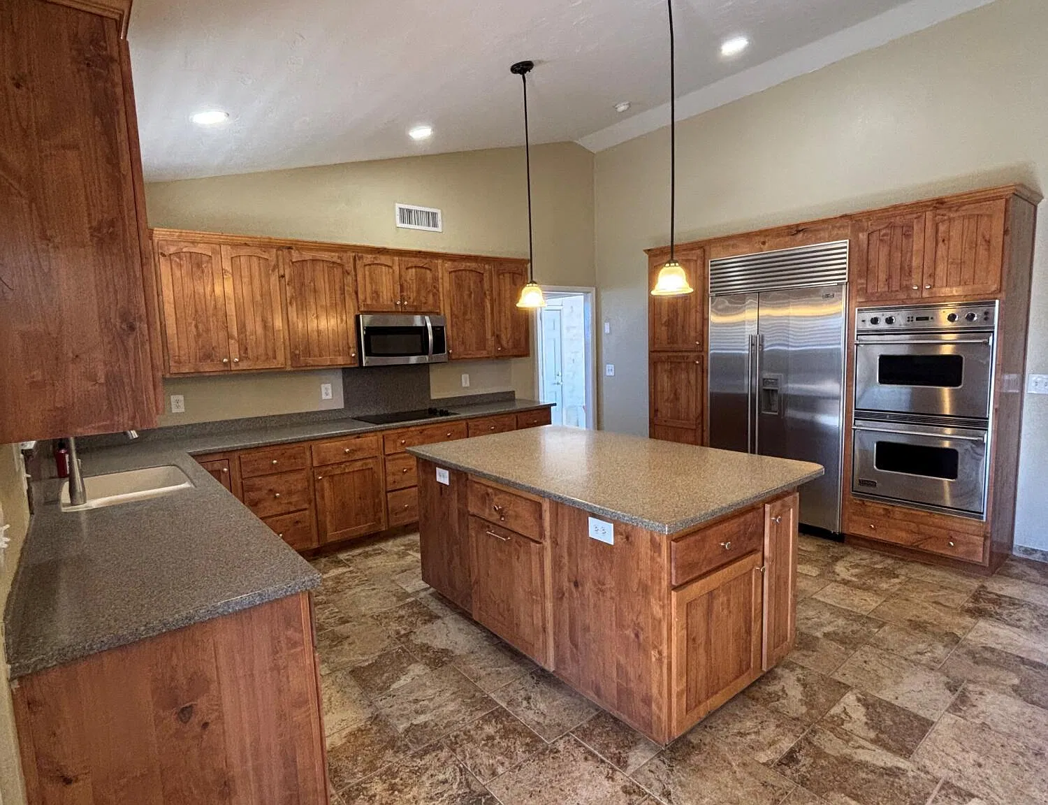3 bed, 2.0 bath, 1424 sqft, $2,100 — Photo 3