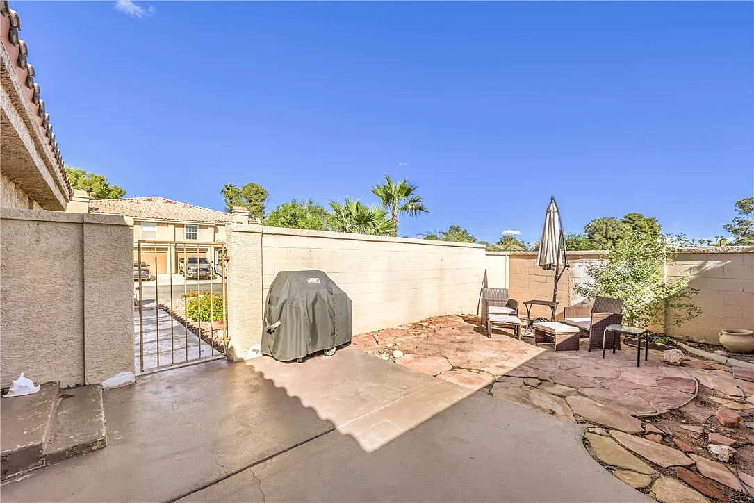 3 bed, 2.5 bath, 1331 sqft, $2,000 — Photo 3