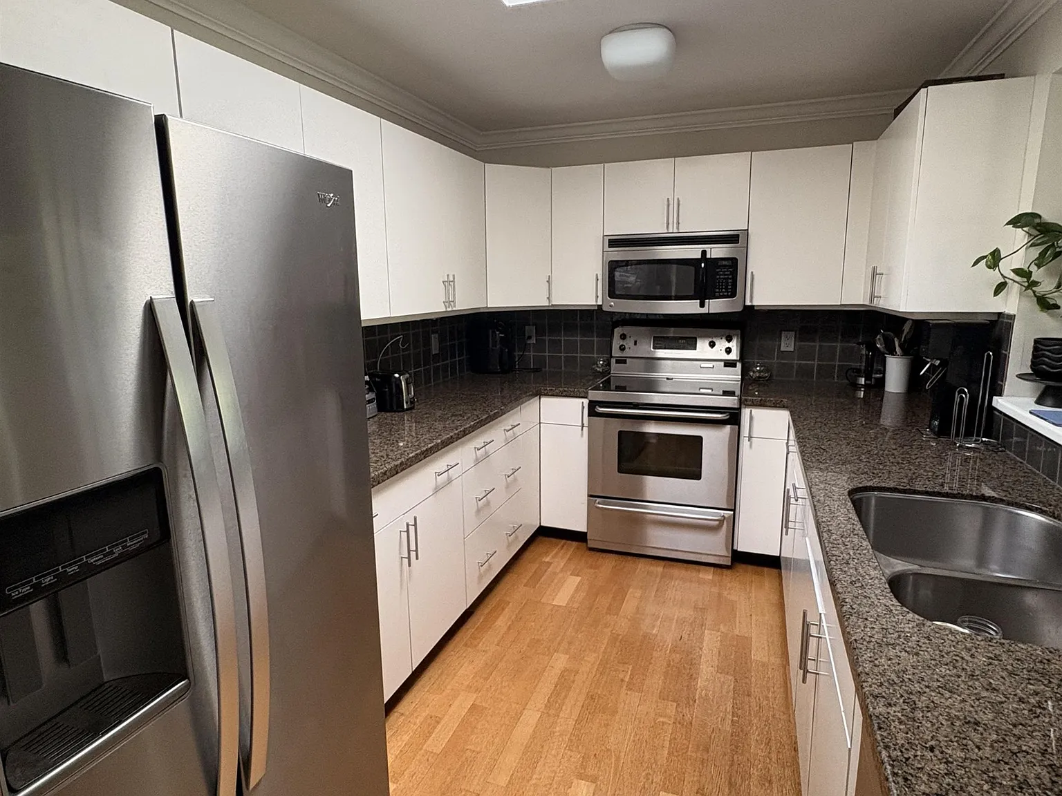 2 bed, 1070 sqft, $3,200 — Photo 3