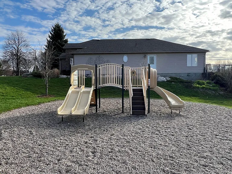 590 Arbour Cres — Photo 35