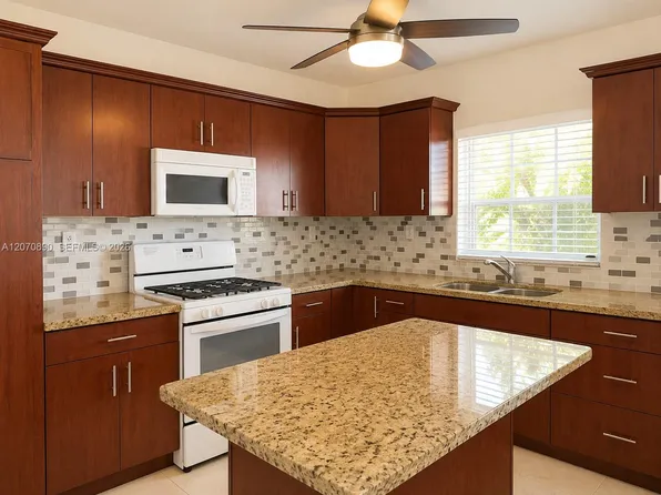 325 NE 108th St #1, Miami, FL 33161