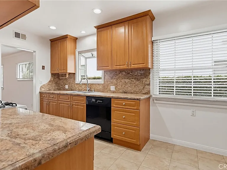 12528 Albers St — Photo 12