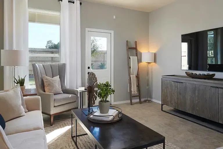 1321 Vernon Dr — Photo 3