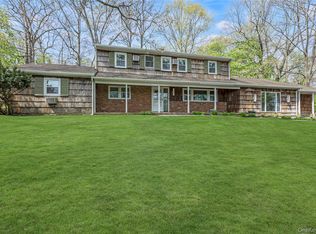 16 Appletree Ln, Huntington Station, NY 11746