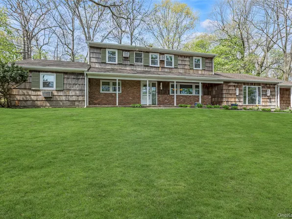 16 Appletree Lane, Huntington Station, NY 11746