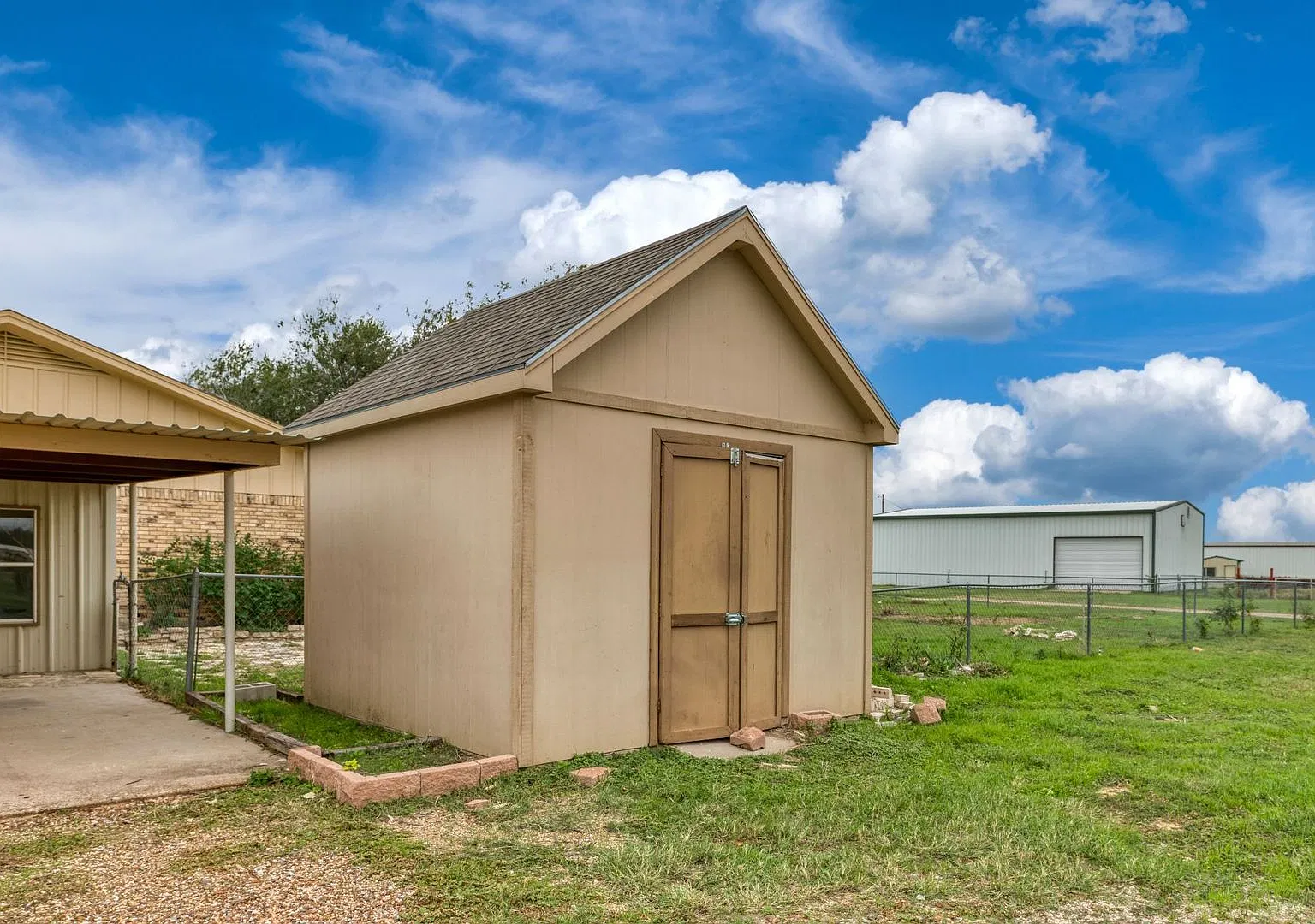 3 Bed / 3 bath Traditional Corner Lot home — Photo 4