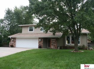 6635 Winthrop Cir, Omaha, NE 68137
