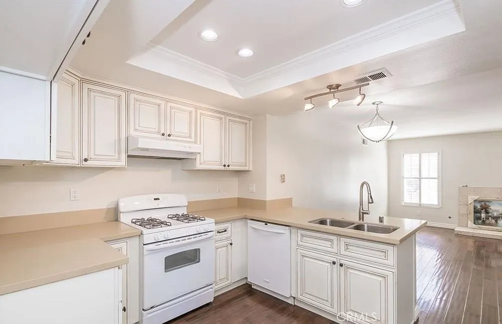 3 bed, 1483 sqft, $3,900 — Photo 4