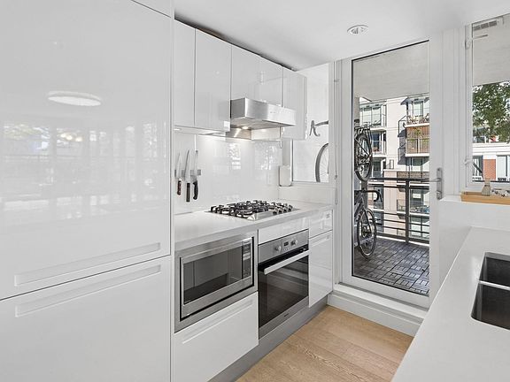 3rd image of 188 Keefer St #1007