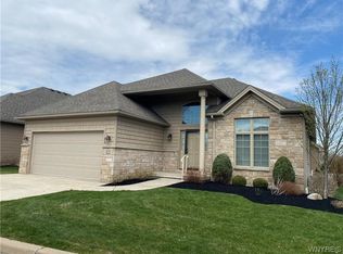 5531 Privet Dr, Williamsville, NY 14221