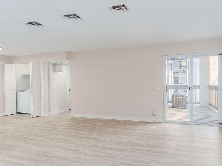 The Oaks Apartments — Photo 19
